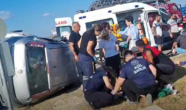 Gelibolu'da minibüs ile otomobil çarpıştı: 1'i ağır 7 yaralı