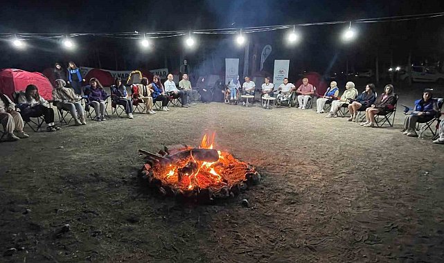 Gençler, kamp ateşinin başında buluştular