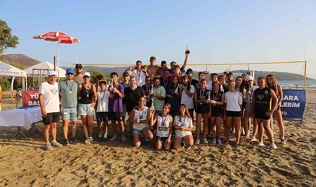 Gençler, Zafer Turnuvası Plaj Voleybolu kategorisinde hem eğlendi hem yarıştı