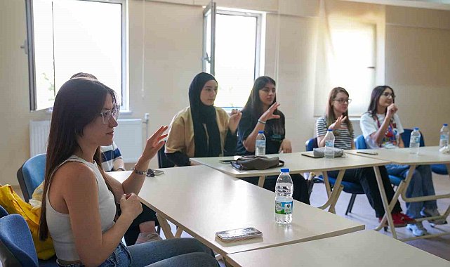 Gençlik Merkezi'nde işaret dilini öğreniyorlar
