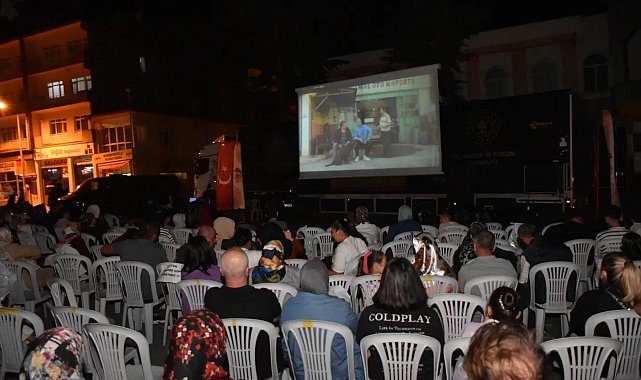 Gezen Sinema isimli tır Söğüt'te halkla buluştu