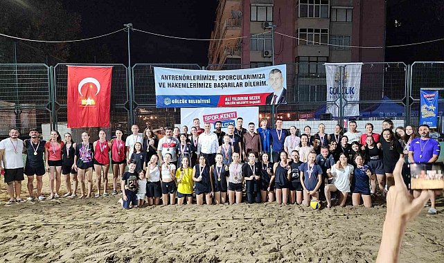 Gölcük'te plaj voleybolu çekişmeli anlara sahne oldu