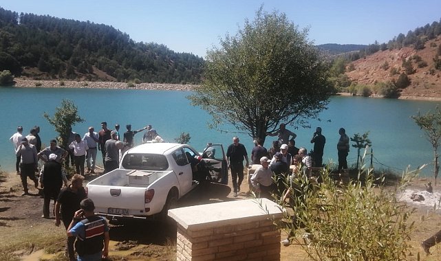 Gölde boğulma tehlikesi geçiren torunlarını kurtaran dede kayboldu