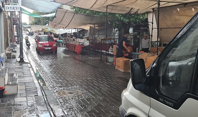 Gördes'te dolu ve sağanak yağış etkili oldu