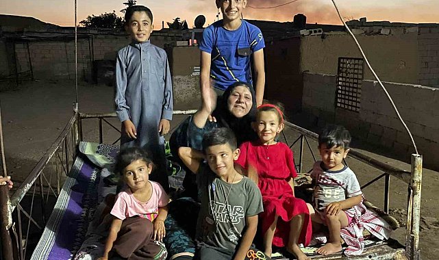 Gözü yaşlı anne ile çocuklarının arasındaki dikenli teller kalktı