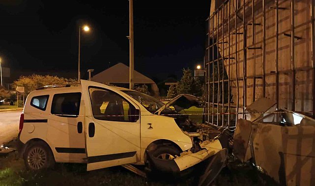 Hafif ticari araç köprülü kavşağın beton ayağına çarptı, motoru paramparça oldu