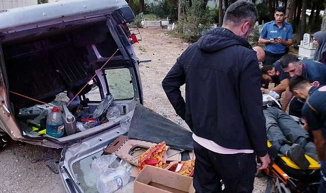 Hafif ticari araç mezarlığa uçtu: 2 yaralı