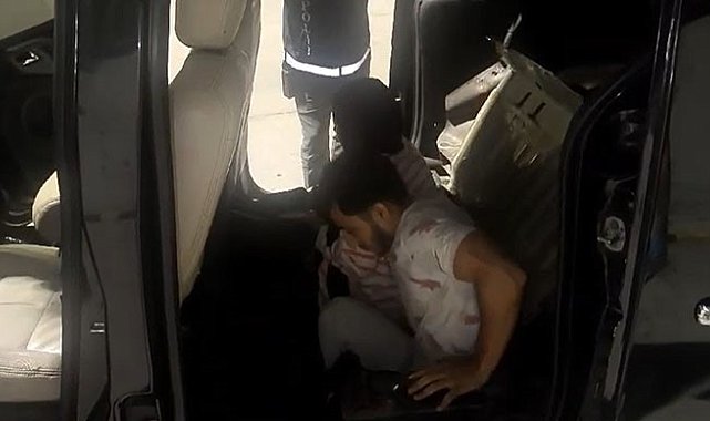 Hafif ticari aracın arka koltuğunun altından 2 kaçak göçmen çıktı