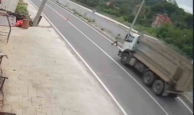 Hafriyat kamyonu yayaya çarptı, o anlar güvenlik kamerasına yansıdı