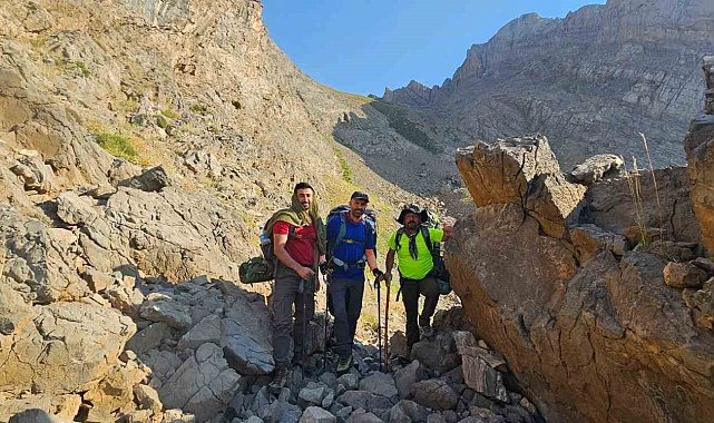 Hakkari'de intiharlara dikkat çekmek için Sümbül Dağı'na tırmandılar