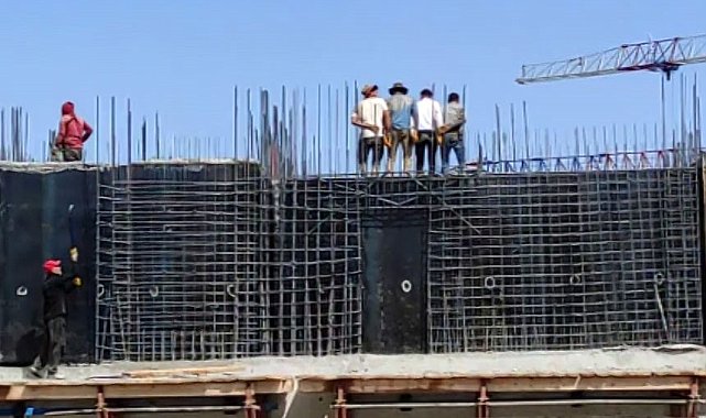 Halay çeken inşaat işçilerinin görüntüsü gülümsetti