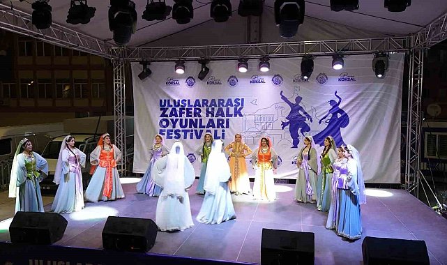 Halk oyunları gösterisi ayakta alkışlandı