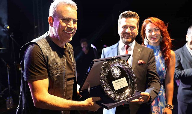 Haluk Levent ve Zakkum, Tavas Zeybek Festivaline renk kattı