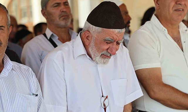 Haniye için kılınan cenaze namazında duygusal anlar: Yaşlı adam İsrail'i kınadı, gözyaşları döktü