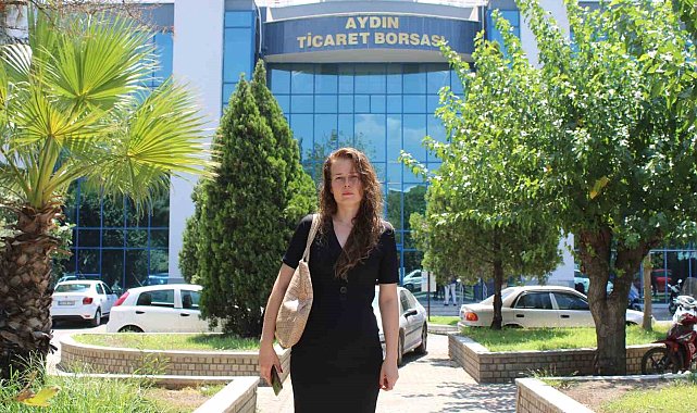 Hata yaptığı öne sürülen kadın memur iş yerine alınmayınca mesaisini kapının önünde tamamlıyor