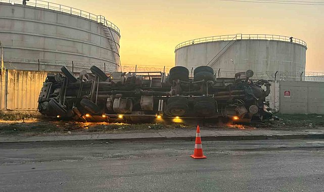 Hatay&#039;da beton pompası taşıyan tır devrildi