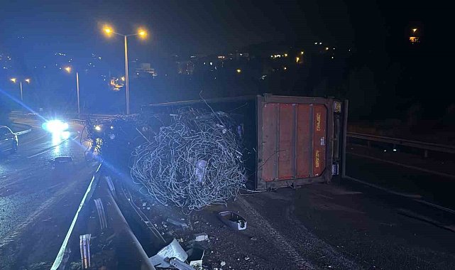 Hatay'da demir yüklü tır devrildi: 1 yaralı