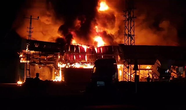 Hatay'da lastik bayisi alevlere teslim oldu