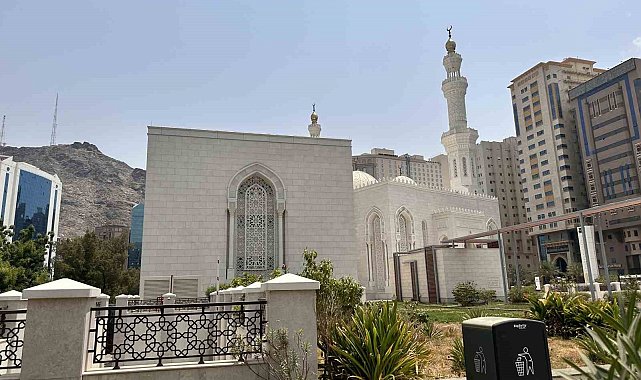 Her yıl mübarek beldeyi ziyaret eden 300 bin Türk hacı ve umreci adayının bulunduğu Azize'ye bölgesindeki büyük Katar camisi 6 yıldır kapalı tutuluyor