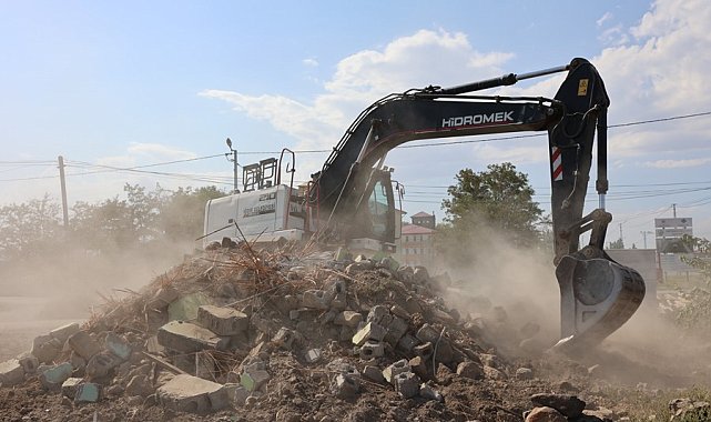 Iğdır'da metruk binaların yıkımına devam ediliyor