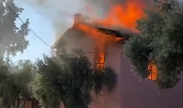 İki katlı ev çıkan yangında kullanılamaz hale geldi