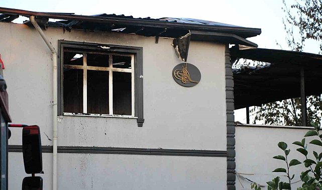 İki katlı evde yangın çıktı, müdahale eden bir kişi yaralandı