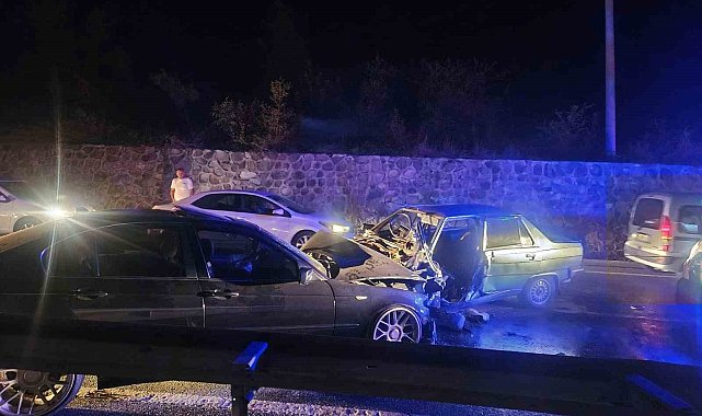 İki otomobil kafa kafaya çarpıştı: 1'i çocuk 4 yaralı