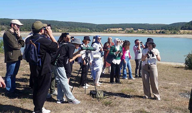 İklim Değişikliği projesinde, öğrenciler çöp toplayarak bunlardan sanat eseri yaptı