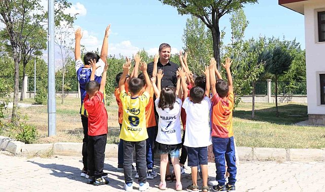 İl Müdürü Demirci çocuklara forma hediye etti