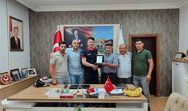 İl Müdürü Gümüş ve ekibine üreticilerden teşekkür plaketi