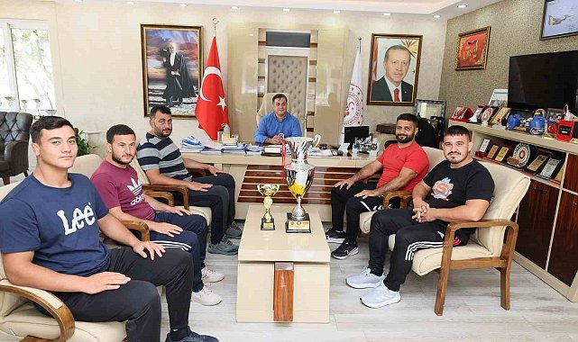 İl Müdürü Öztürk başarılı güreşçileri tebrik etti