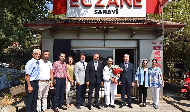 İl Sağlık Müdürü Şenkul, mesleğinde 50 yılını dolduran eczacıyı onurlandırdı