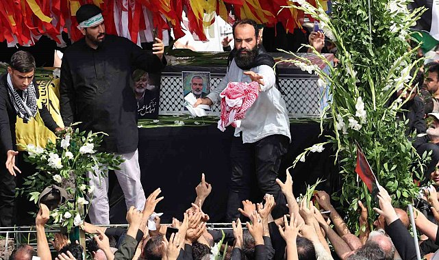 İran dini lideri Hamaney, Haniye'nin cenaze namazını kıldırdı