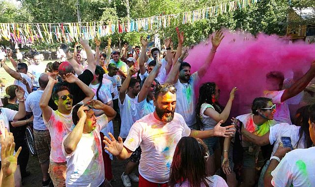 İranlılar boya ve su festivalinde doyasıya eğlendi