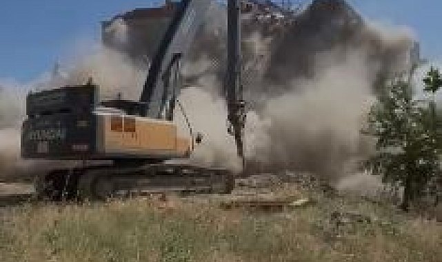 İş makinesinin tek darbesi, ağır hasarlı binayı yerle bir etti