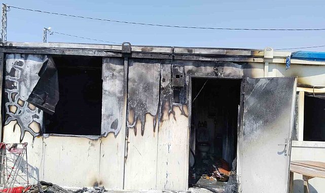 İskenderun'da çıkan yangında konteyner kullanılamaz hale geldi