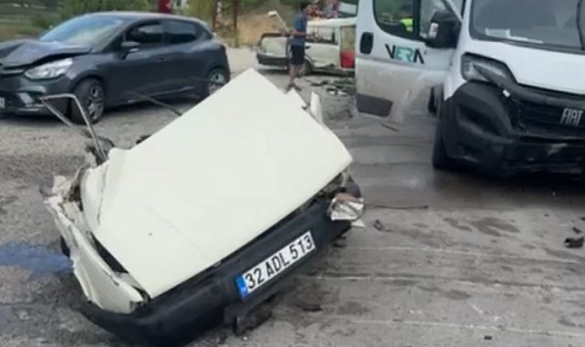 Isparta-Antalya Karayolu&#039;nda 3 aracın karıştığı kazada 7 kişi yaralandı