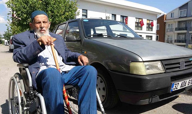 Isparta'da yalnız yaşayan Kadir amca, otomobilini şehit ve gaziler derneğine bağışladı