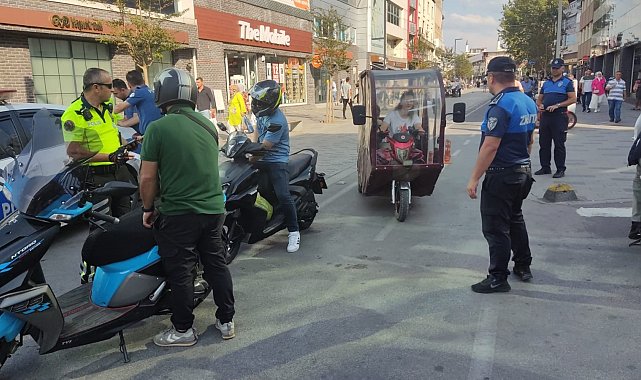 İstanbul caddesinde motosiklet denetimi