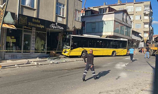 İstanbul Pendik&#039;te sürücüsünün kontrolünden çıkan İETT otobüsü, kuaför dükkanına girdi. Kazada otobüs şoförü B.D. yara almazken, otobüs içerisinde bulunan 6 kişi yaralandı. İETT aracının çarptığı bina tahliye edildi.