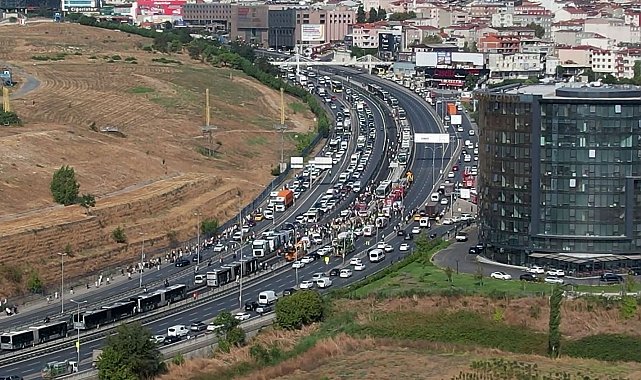 İstanbul'da iki metrobüs yol bakım çalışması nedeniyle çarpıştı