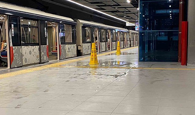 İstanbul'da metronun tavanından sular aktı