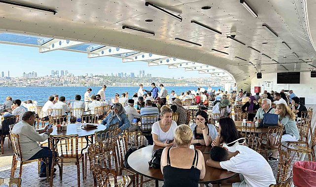 İstanbul'da öğrenci yurtlarında ücretsiz kalan emekliler boğaz turu yaptı