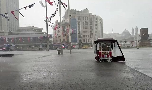 İstanbul'da sağanak yağış etkili oluyor