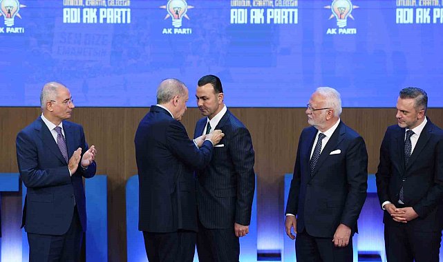İYİ Parti'den istifa edip AK Parti'ye geçen İzsiz: "Tekrar yuvamda olmanın mutluluğunu yaşıyorum"