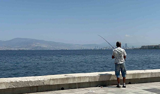 İzmir Körfez'deki felakete rağmen balık tutmaya devam ediyorlar