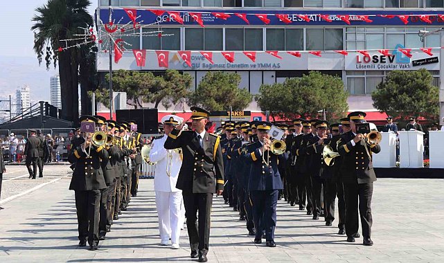 İzmir'de 30 Ağustos Zafer Bayramı coşkuyla kutlandı