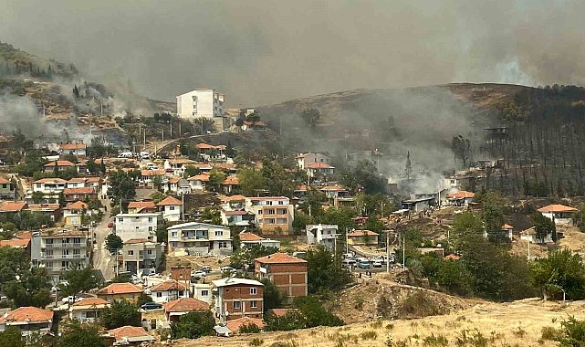 İzmir'de dün gece Yamanlar'da başlayan orman yangını evlere sıçradı. İtfaiye ekipleri olağanüstü bir çabayla yangını söndürmeye çalışıyor.