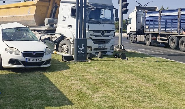 İzmir&#039;de hafriyat kamyonu ile otomobil çarpıştı: 1 ölü