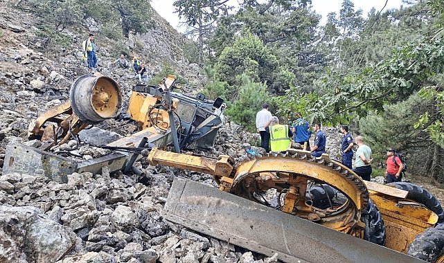 İzmir'de iş makinesi uçuruma yuvarlandı, operatör can verdi